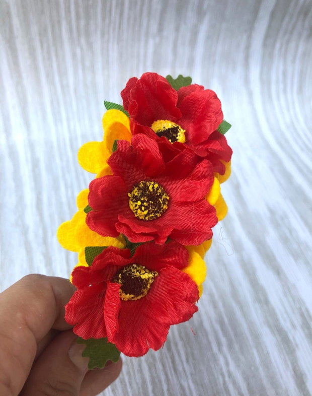 Cordeluta cu flori din fetru si flori textile