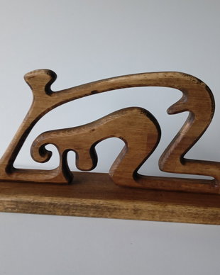 Sculptura abstractă din lemn