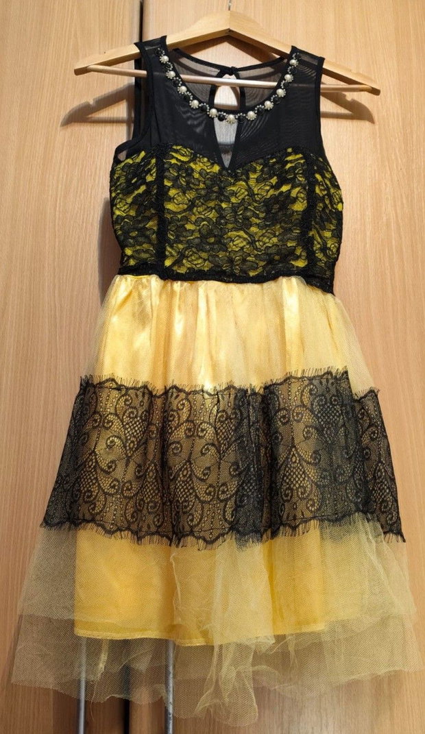 Rochie elegantă galben & negru cu dantelă și tull