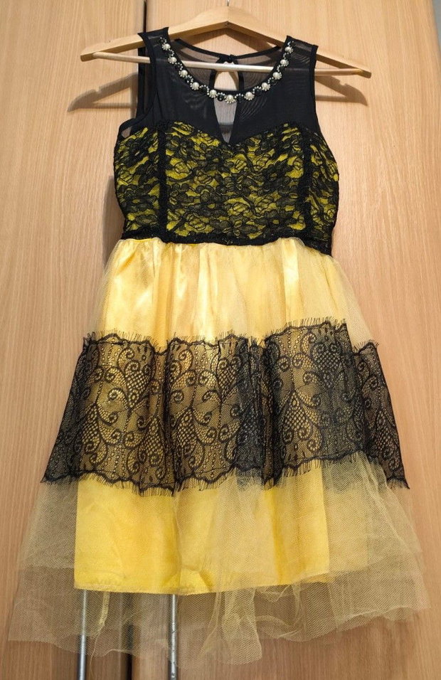 Rochie elegantă galben & negru cu dantelă și tull