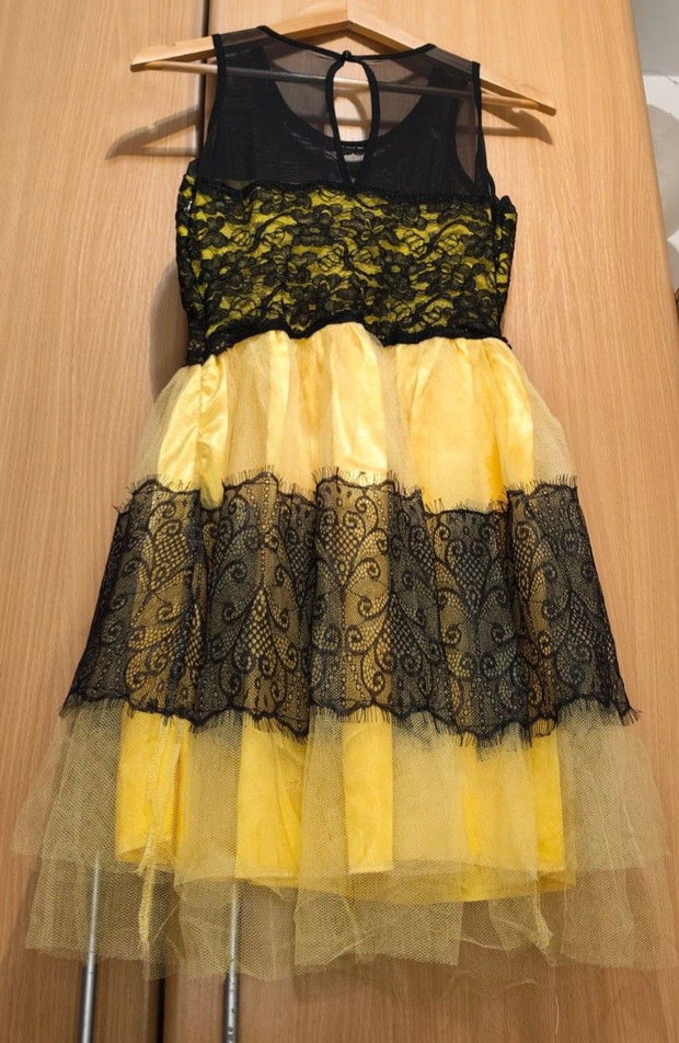 Rochie elegantă galben & negru cu dantelă și tull