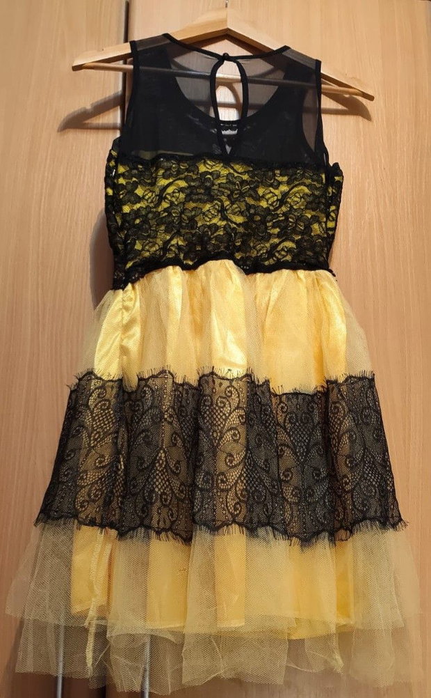 Rochie elegantă galben & negru cu dantelă și tull