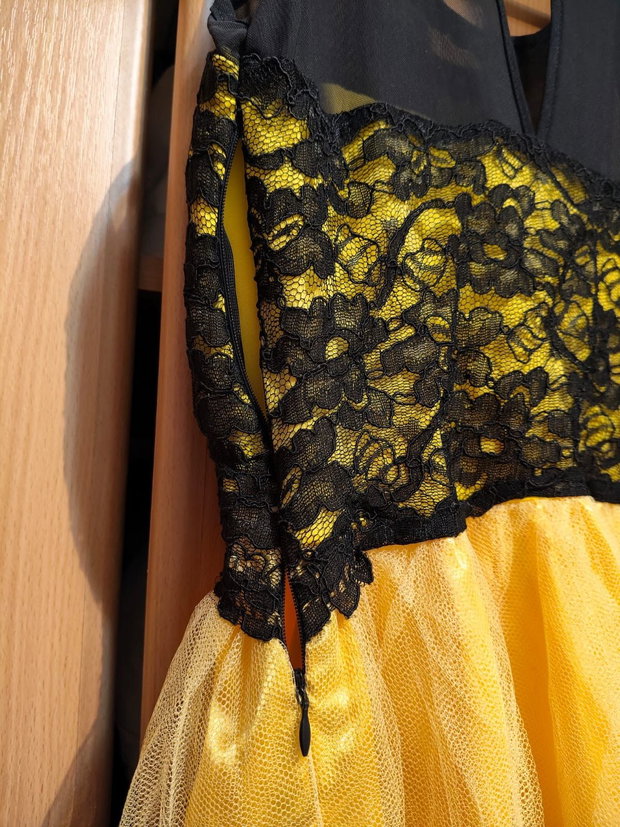 Rochie elegantă galben & negru cu dantelă și tull