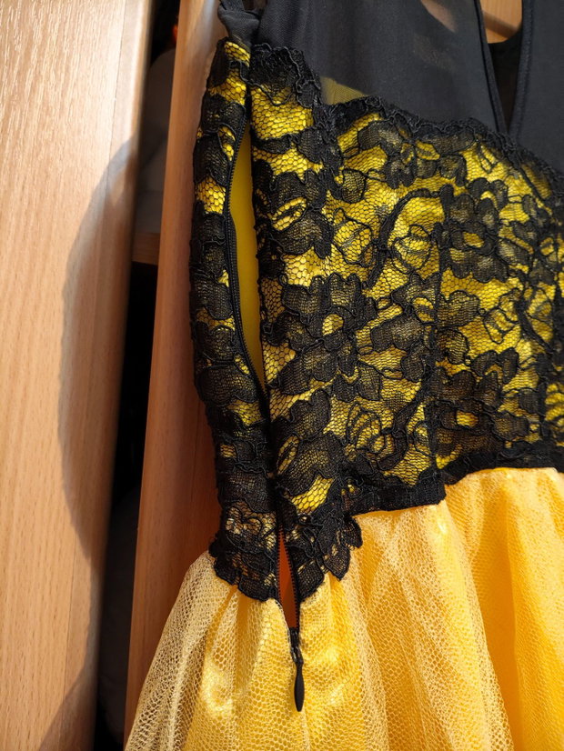Rochie elegantă galben & negru cu dantelă și tull