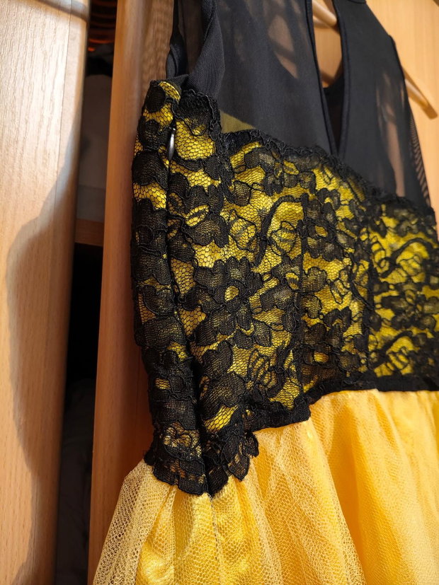 Rochie elegantă galben & negru cu dantelă și tull