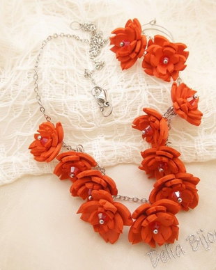 Set bijuterii statement cu flori roșii și cristale  colier și cercei handmade (cod1300)