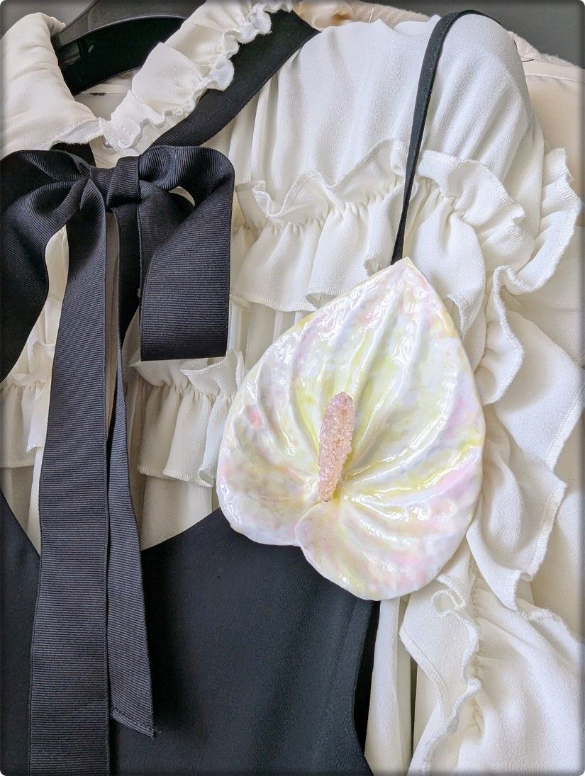 Broșă handmade Anthurium Roz  Bijuterie florală unicat cu panglică detașabilă