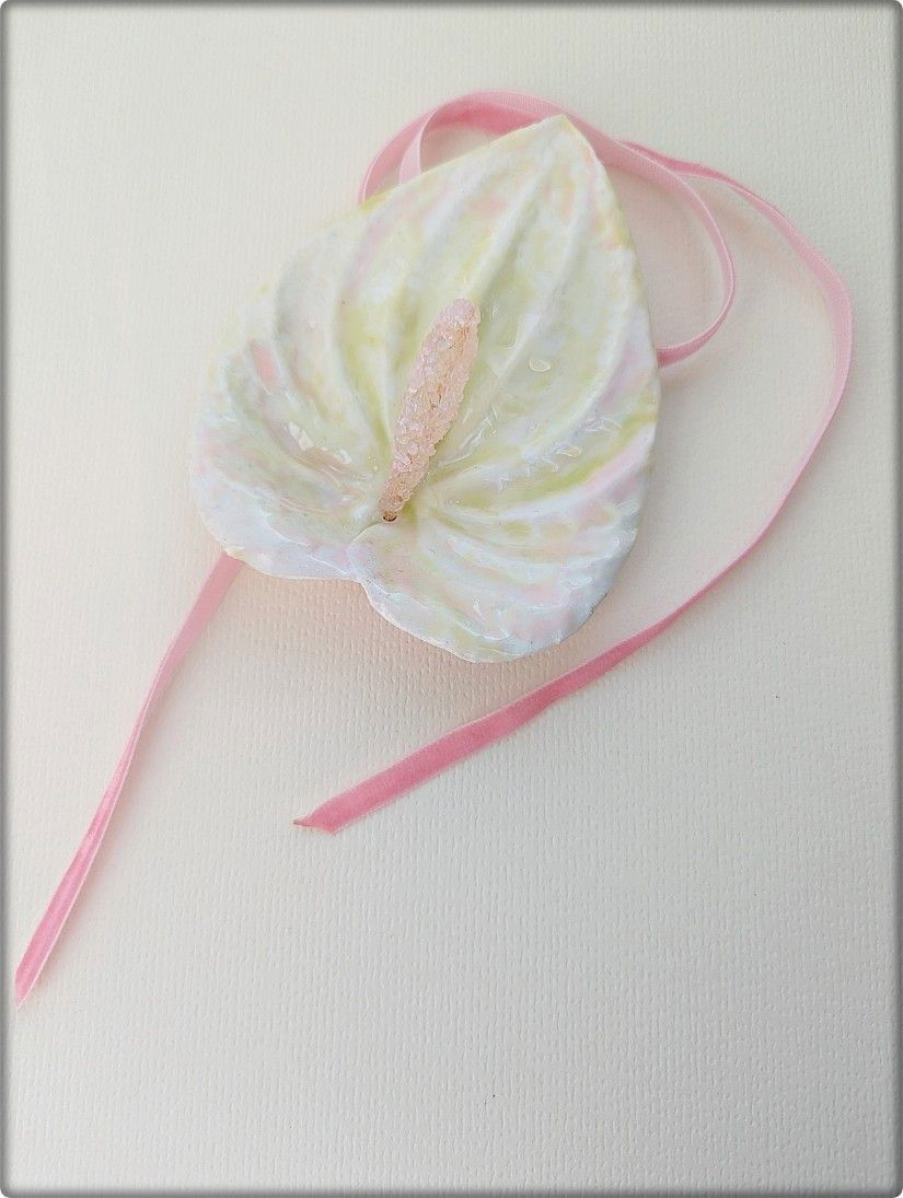 Broșă handmade Anthurium Roz  Bijuterie florală unicat cu panglică detașabilă