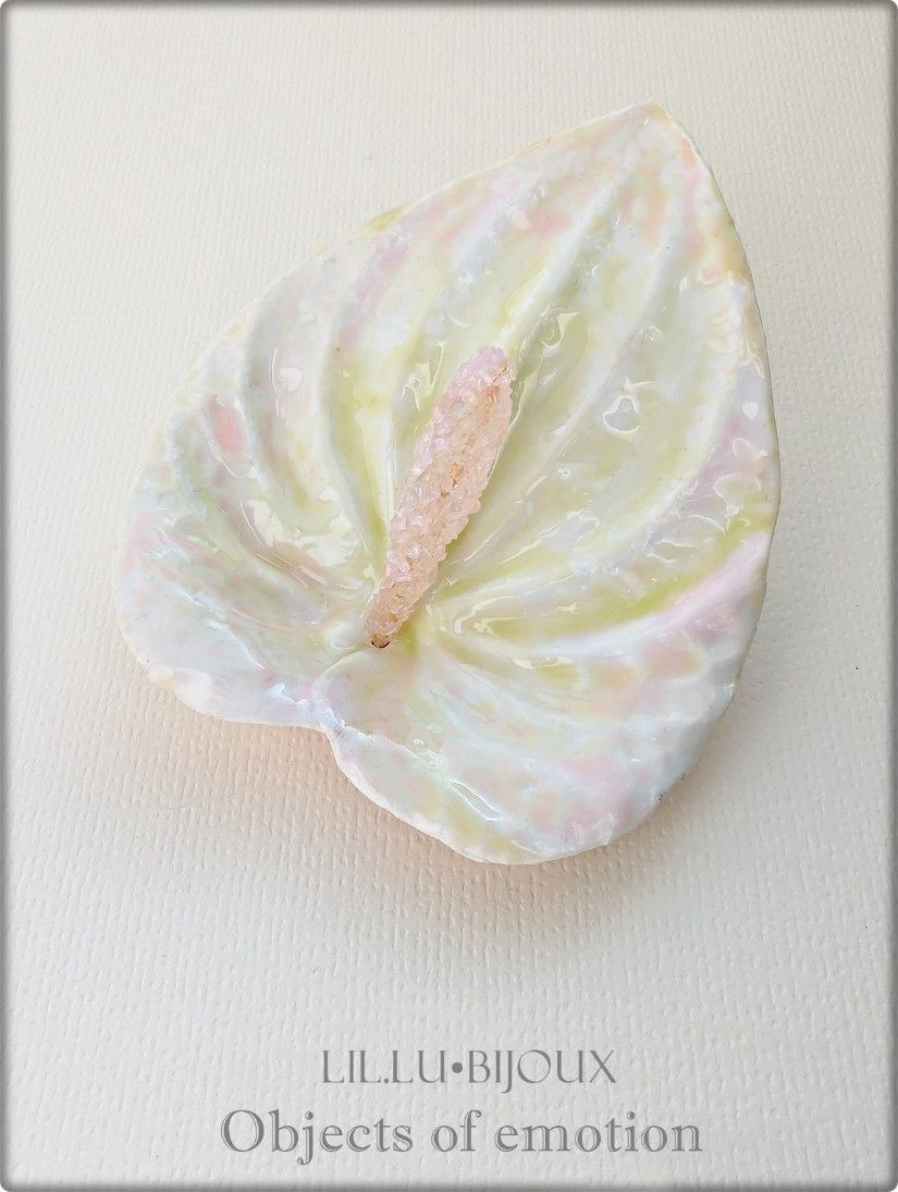 Broșă handmade Anthurium Roz  Bijuterie florală unicat cu panglică detașabilă
