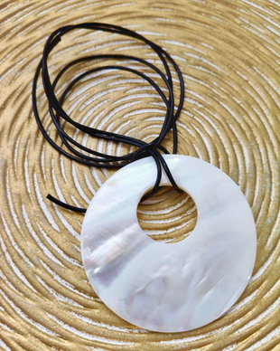 Pandantiv sidef natural alb & snur piele