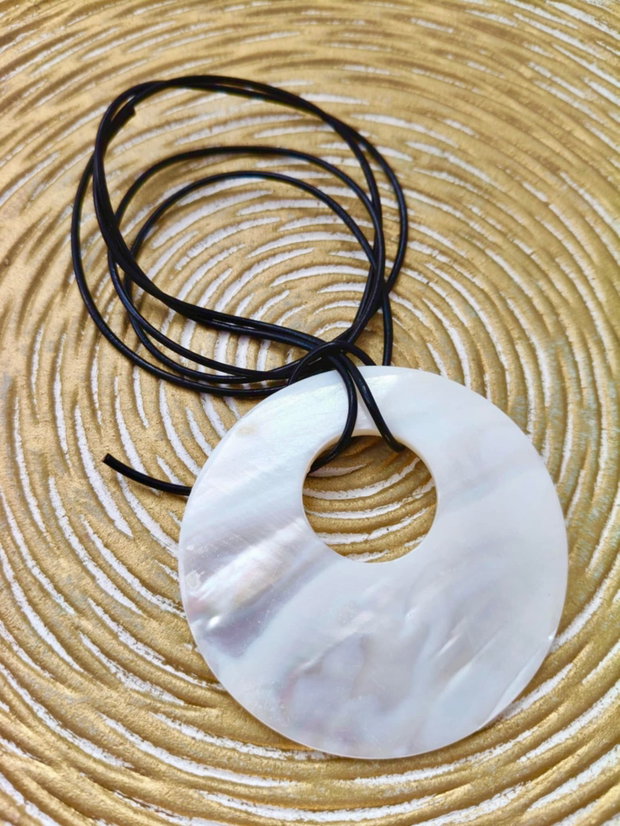 Pandantiv sidef natural alb & snur piele