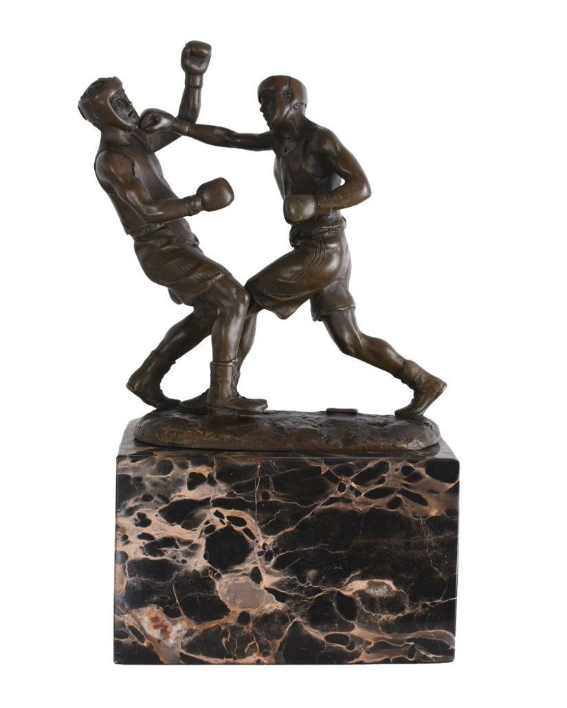 Boxeri-statueta din bronz pe un soclu din marmura