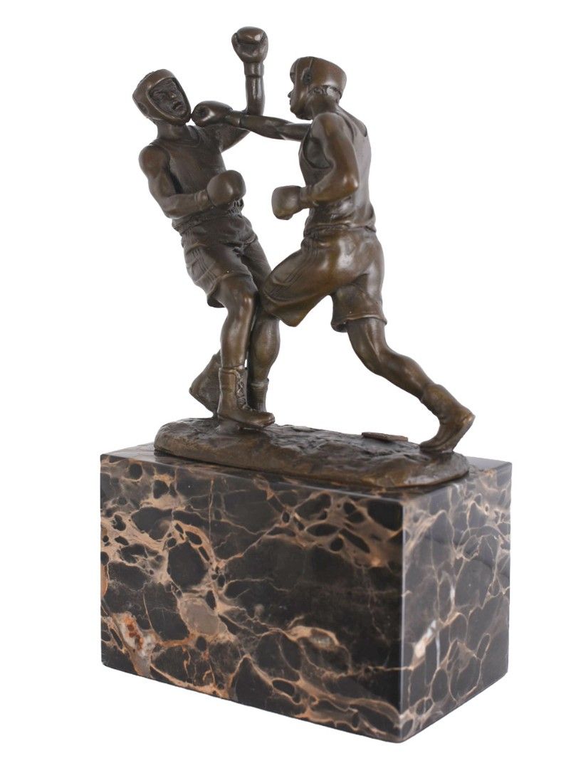 Boxeri-statueta din bronz pe un soclu din marmura
