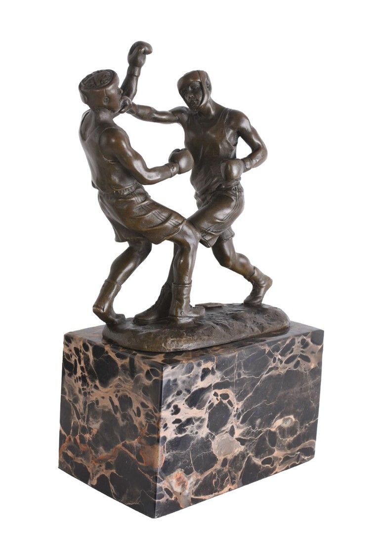 Boxeri-statueta din bronz pe un soclu din marmura