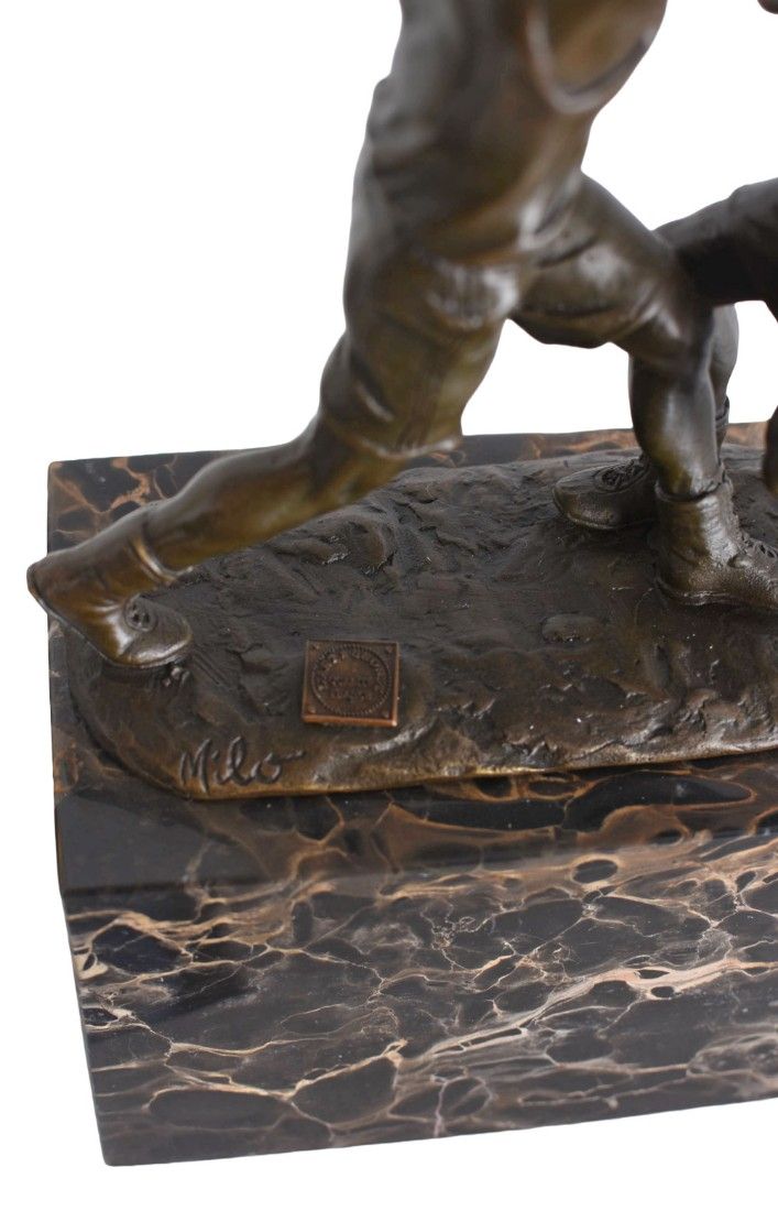 Boxeri-statueta din bronz pe un soclu din marmura