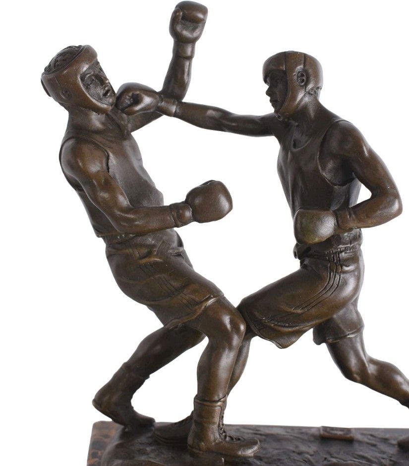 Boxeri-statueta din bronz pe un soclu din marmura