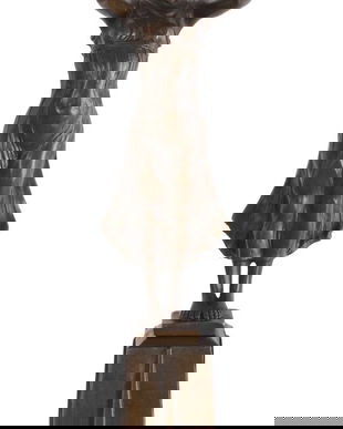 Doamna de aur-statueta din bronz pe un soclu din marmura