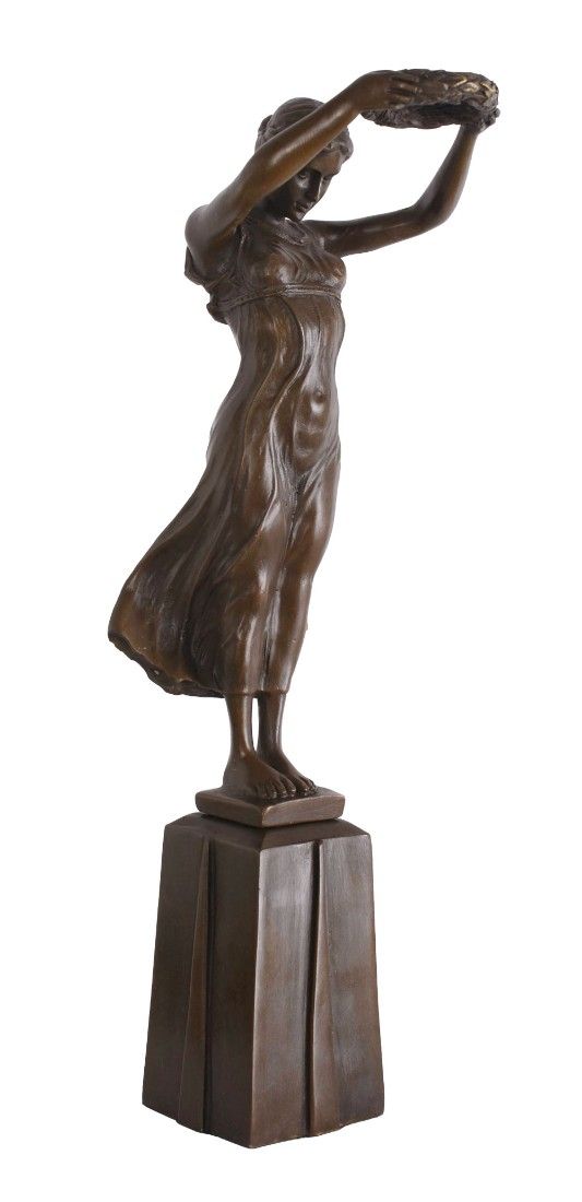 Doamna de aur-statueta din bronz pe un soclu din marmura