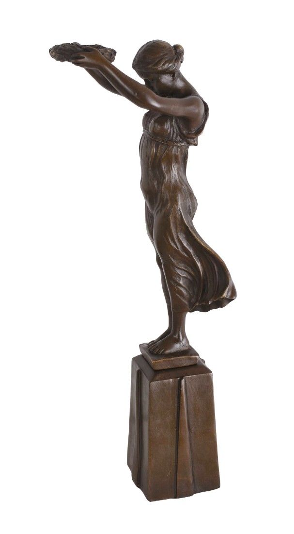 Doamna de aur-statueta din bronz pe un soclu din marmura