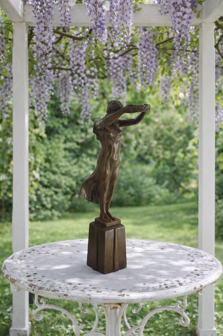 Doamna de aur-statueta din bronz pe un soclu din marmura