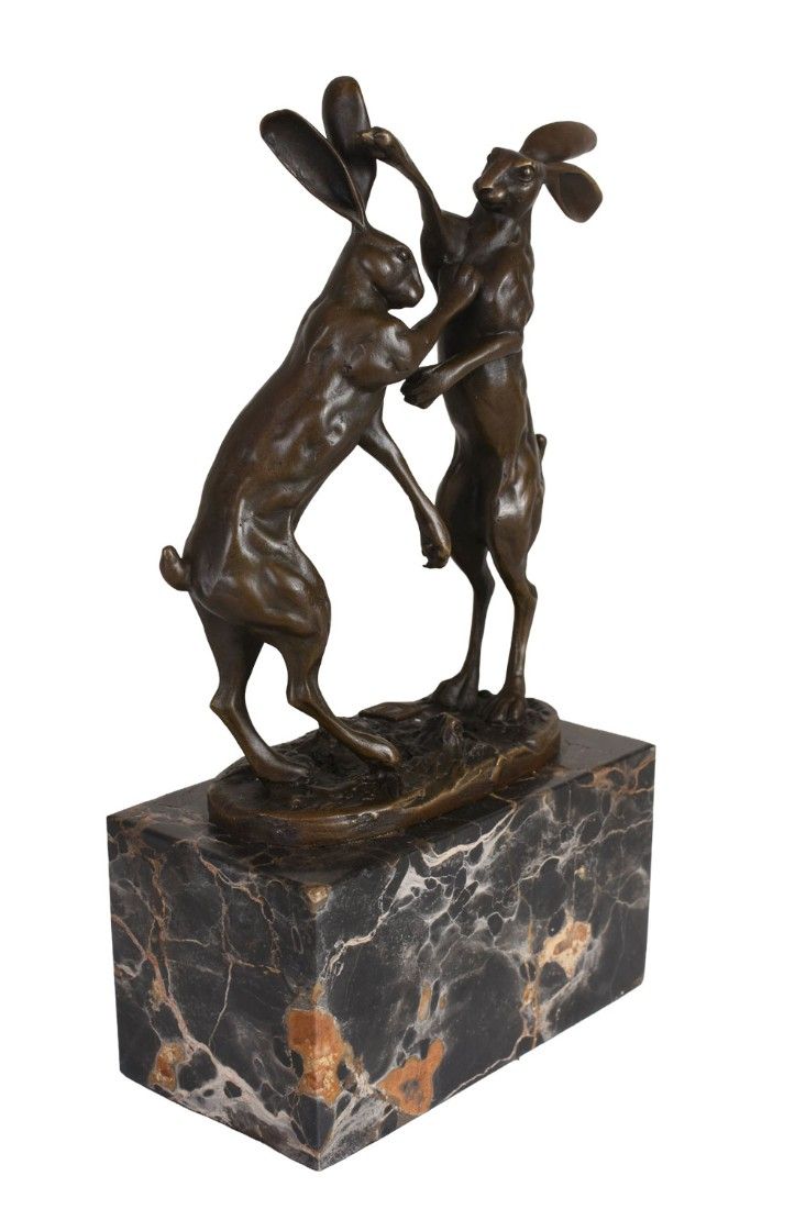 Iepurasi luptandu-se-statueta din bronz cu un soclu din marmura