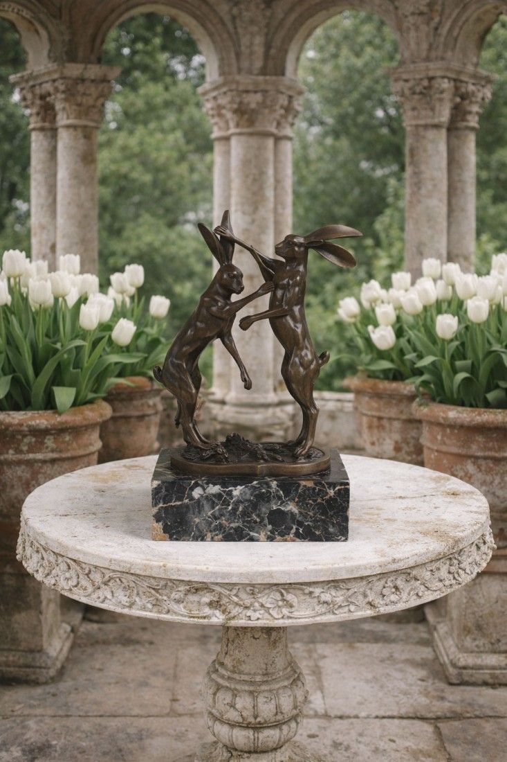 Iepurasi luptandu-se-statueta din bronz cu un soclu din marmura