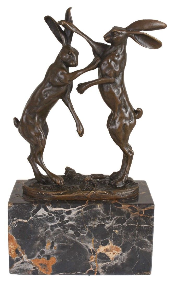 Iepurasi luptandu-se-statueta din bronz cu un soclu din marmura