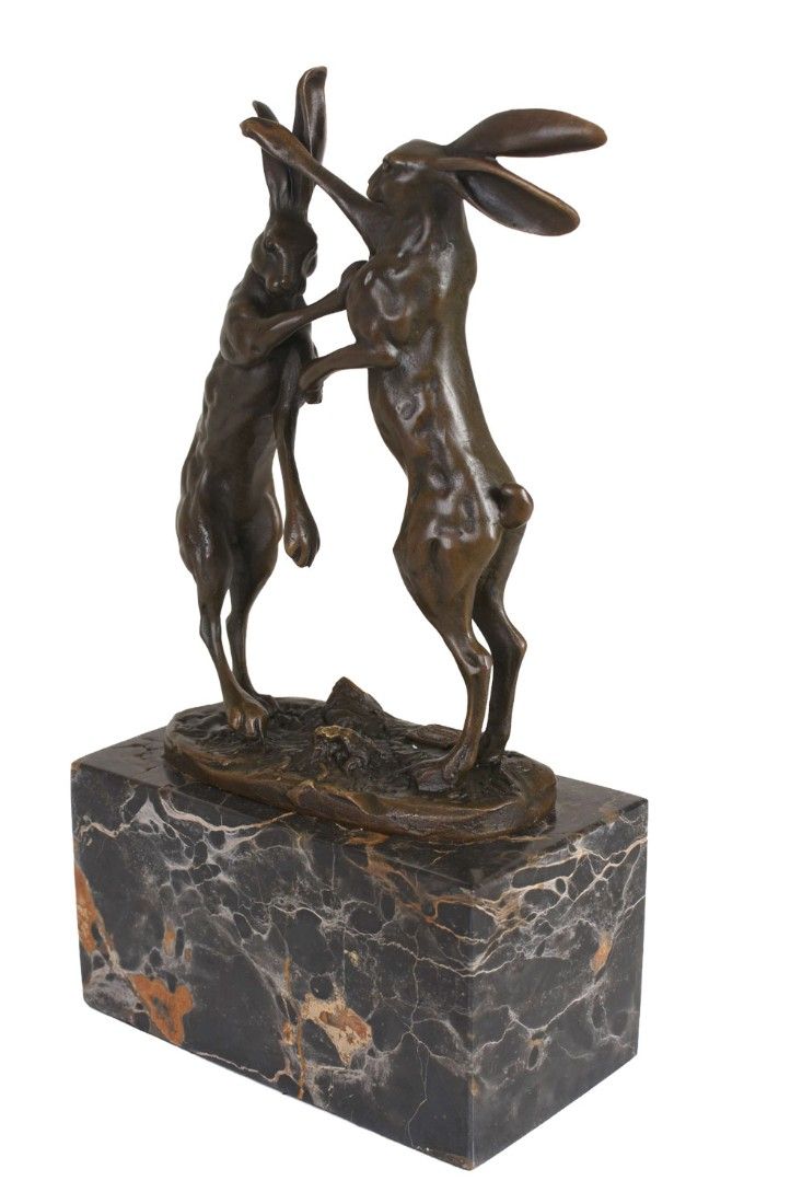 Iepurasi luptandu-se-statueta din bronz cu un soclu din marmura