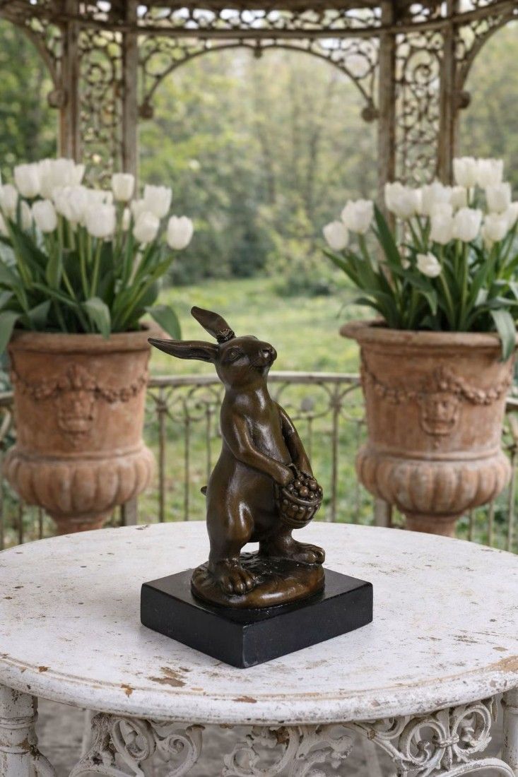 Iepuras-statueta din bronz cu un soclu din marmura