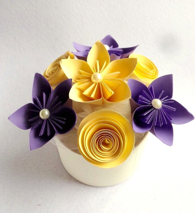 Aranjament cu flori origami