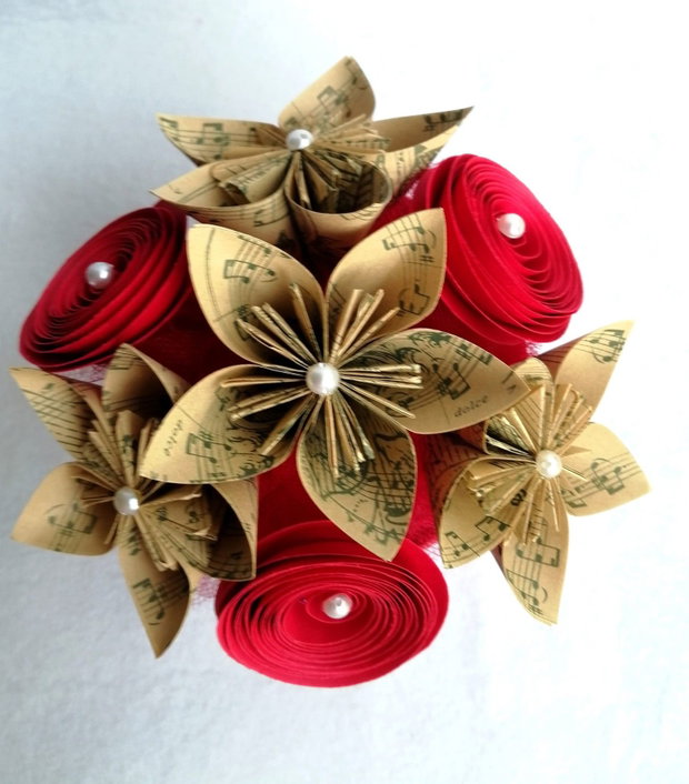 Aranjament cu flori origami