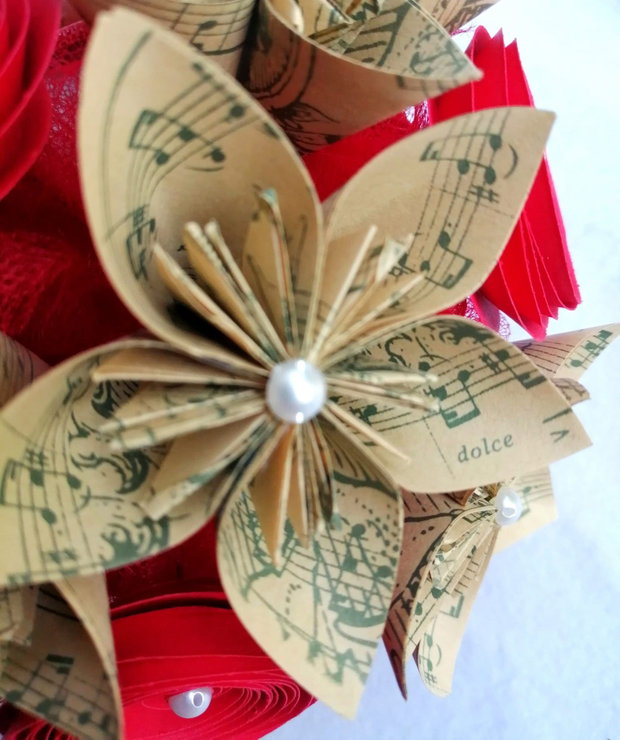 Aranjament cu flori origami