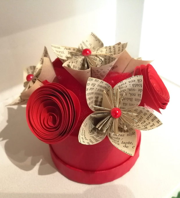 Aranjament cu flori origami