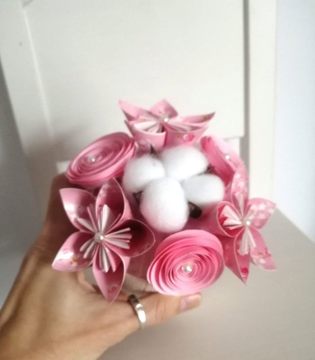 Aranjament cu flori origami
