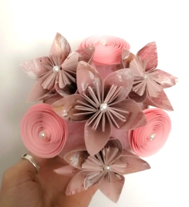 Aranjament cu flori origami