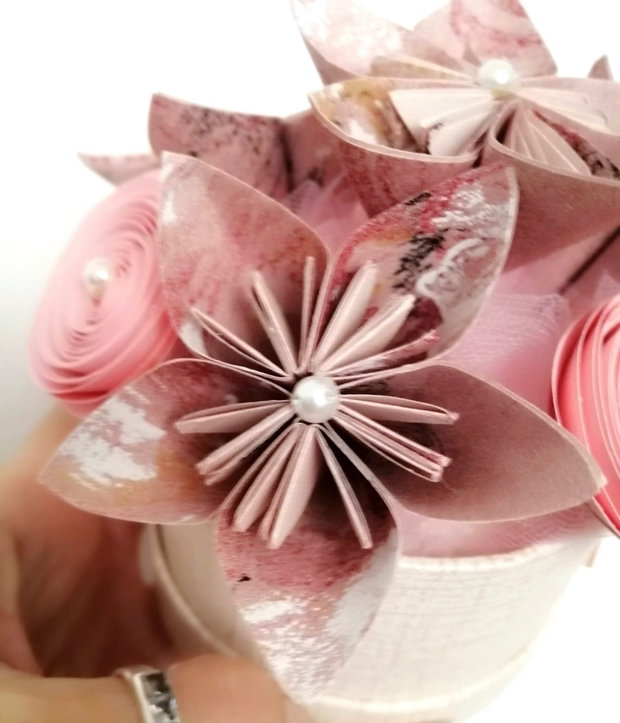 Aranjament cu flori origami