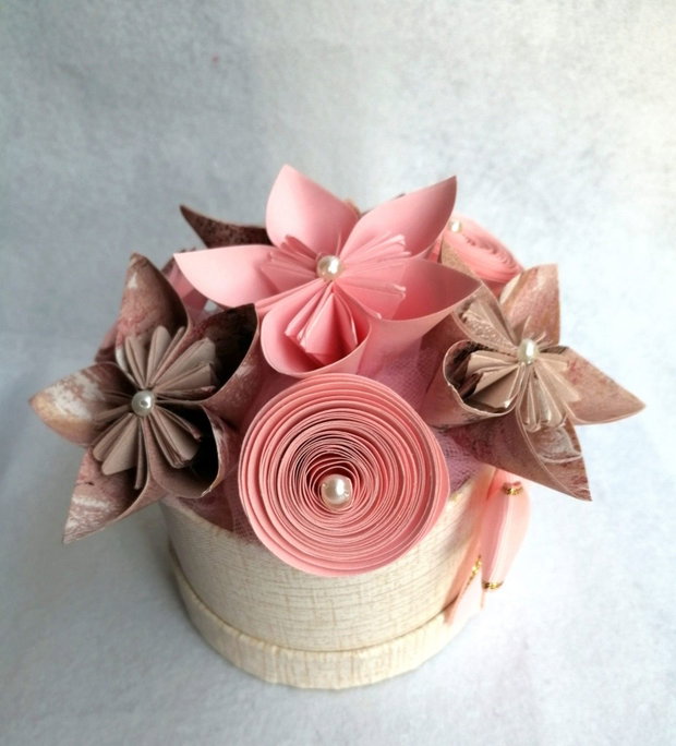 Aranjament cu flori origami