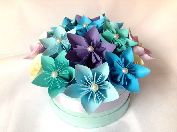 Aranjament cu flori origami