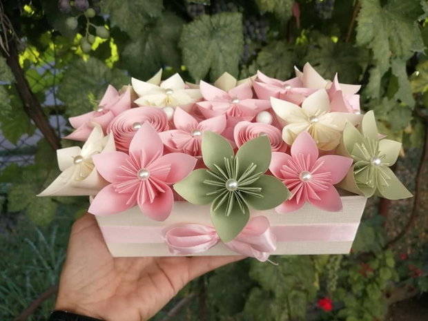 Aranjament cu flori origami
