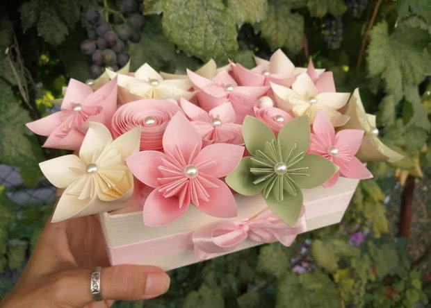 Aranjament cu flori origami