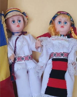 Păpuși imbracate traditional