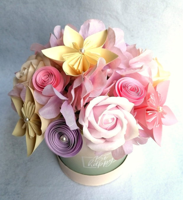 Aranjament cu flori origami si flori textile