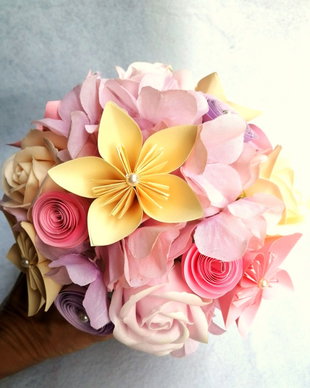 Aranjament cu flori origami si flori textile