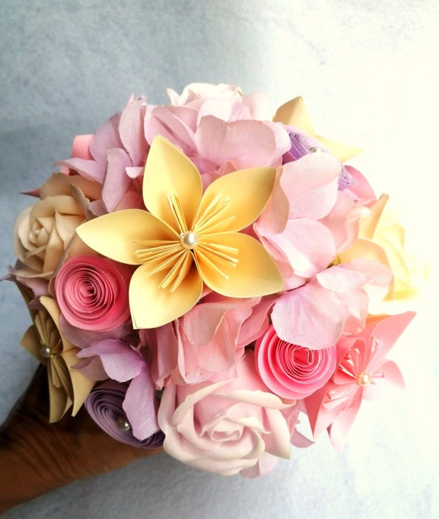 Aranjament cu flori origami si flori textile