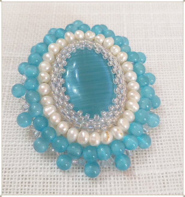 BROSA- CAT'S EYE BLEU, PERLE ALBE DE CULTURA