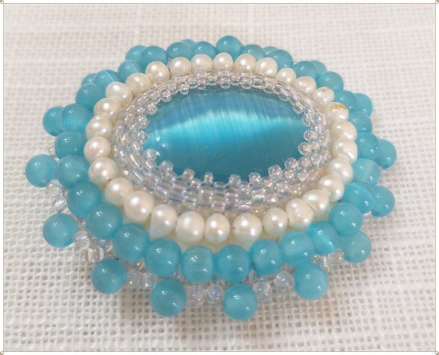 BROSA- CAT'S EYE BLEU, PERLE ALBE DE CULTURA