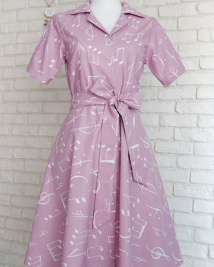 Rochie Camasa cu Revere Lila cu Note Muzicale