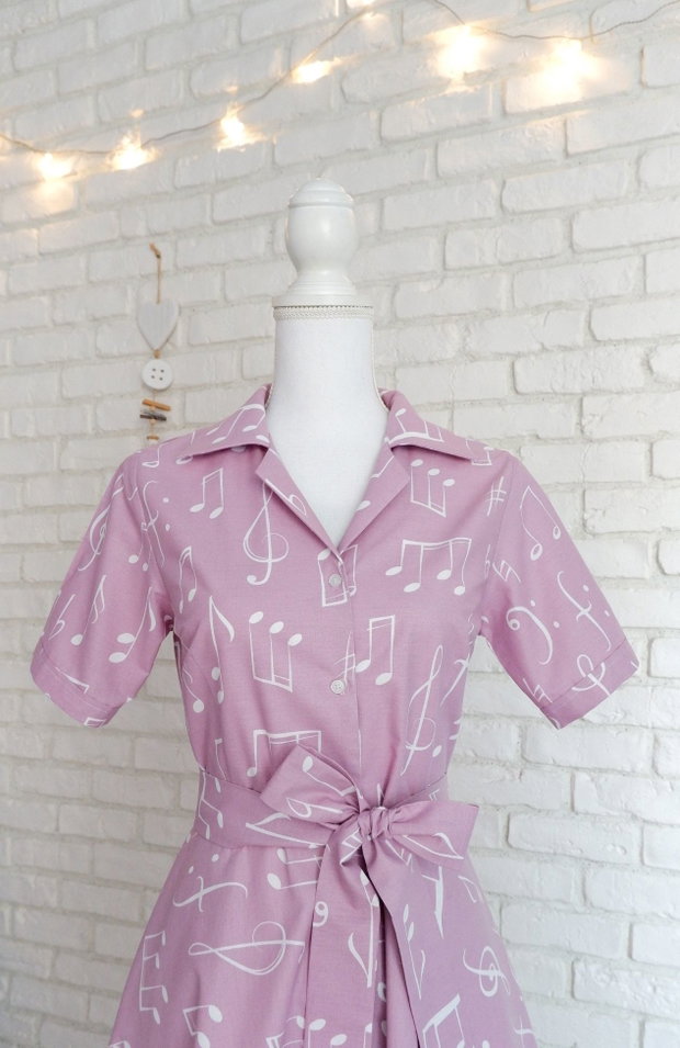 Rochie Camasa cu Revere Lila cu Note Muzicale