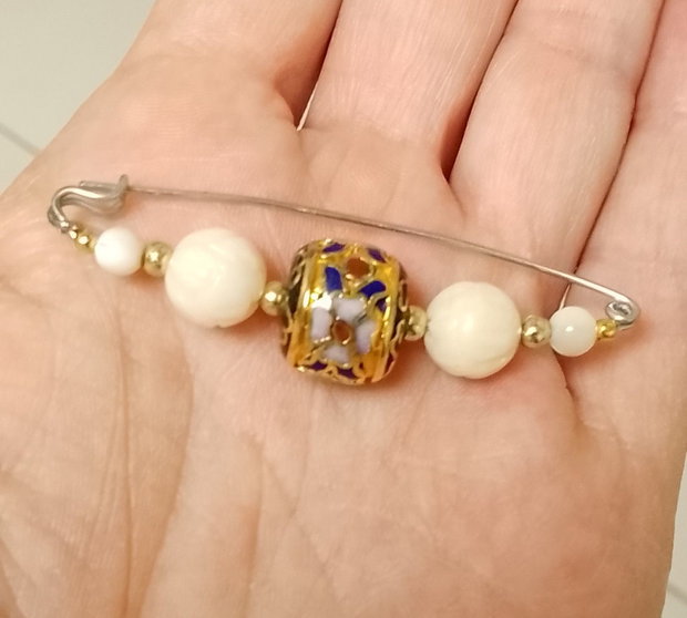 Broșă cloisonnee aurita, coral sculptat și sidef