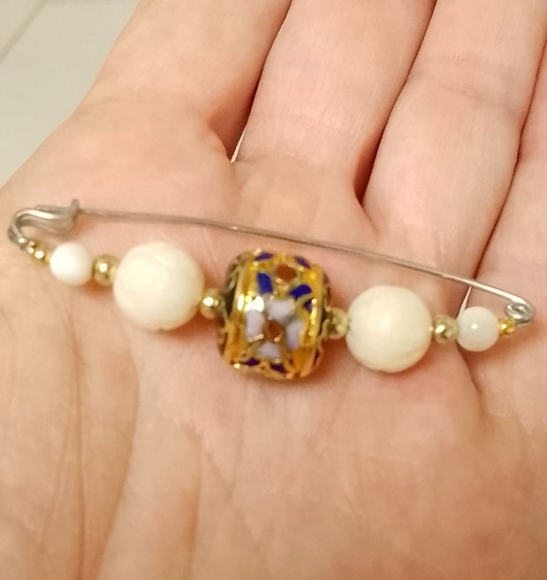 Broșă cloisonnee aurita, coral sculptat și sidef